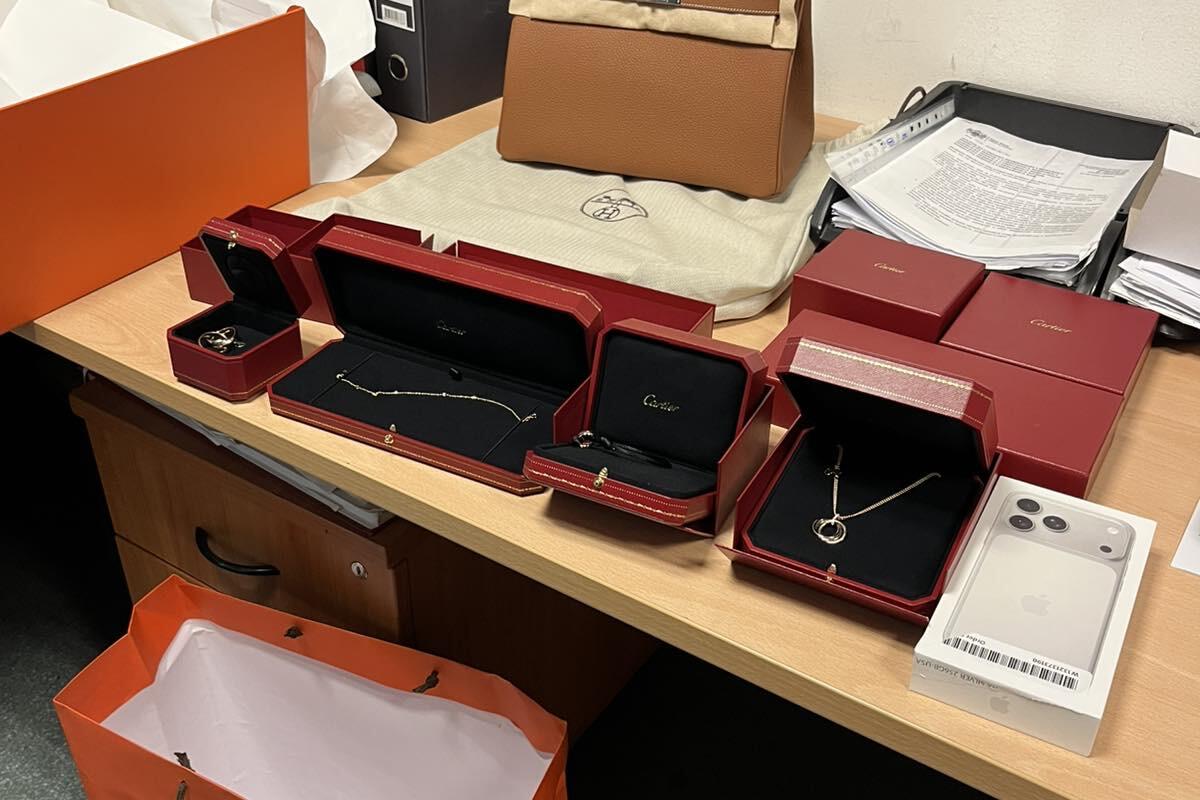 Carinici na aerodromu u Podgorici zaplijenili luksuznu robu vrijednu preko 20.000 dolara