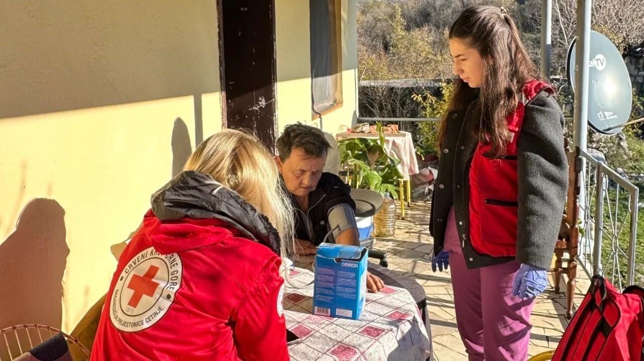 Crveni krst Cetinje: Pomažu starijim sugrađanima u očuvanju dostojanstva