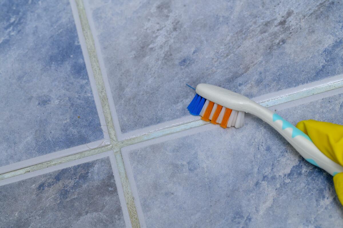 Kako efikasno očistiti fuge između pločica u kuhinji i kupatilu