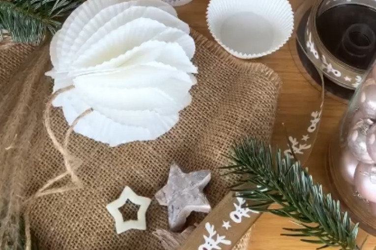 Kreativna praznična čarolija: Napravite ukras za jelku od korpice za kolače