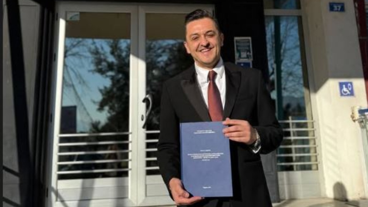Ministar Vuković ponosno pokazao svoju magistarsku diplomu