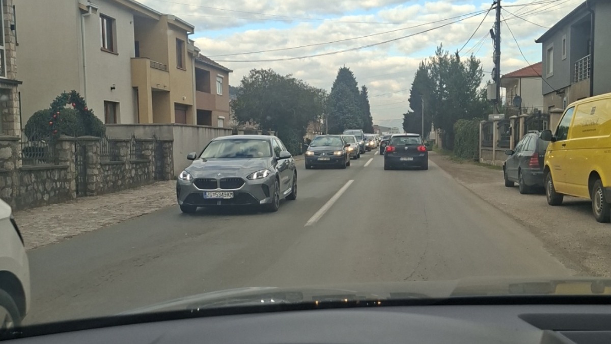 Saobraćajni kolaps u Tuzima usljed blokade kružnog toka u Zeti