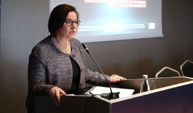 Tramp povlači 30 ambasadora, među njima i Ražing-Rajnke