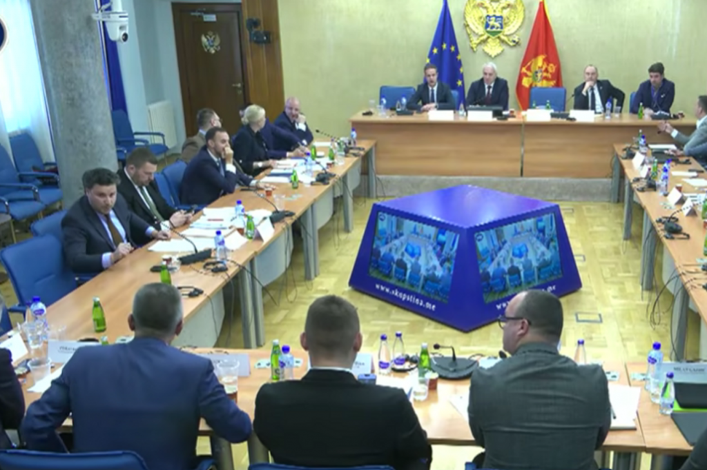 Verbalni okršaj između Đukanovića i Abazovića na sjednici Skupštine