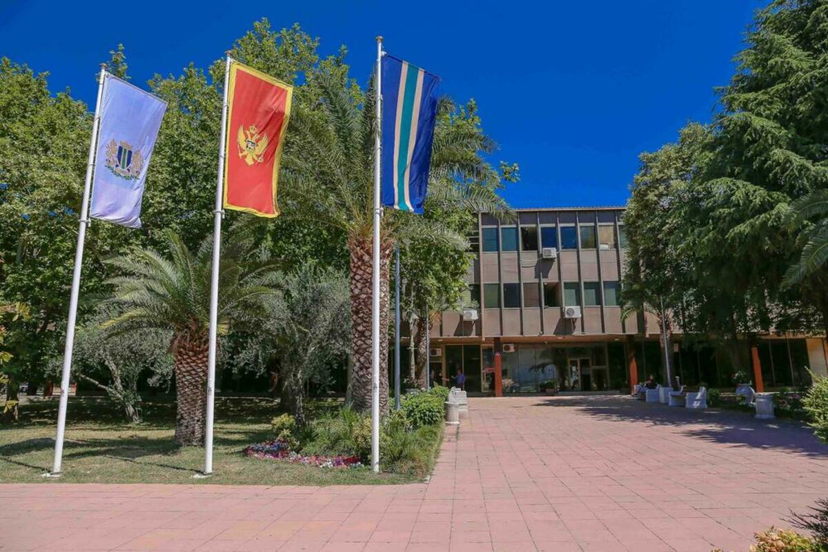 Zaposleni u Opštini Bar obradovani zimnicom od 450 eura