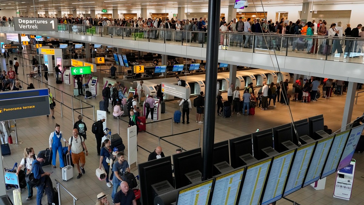 Amsterdam pogođen sniježnim olujama: Letovi otkazani, putnici zarobljeni