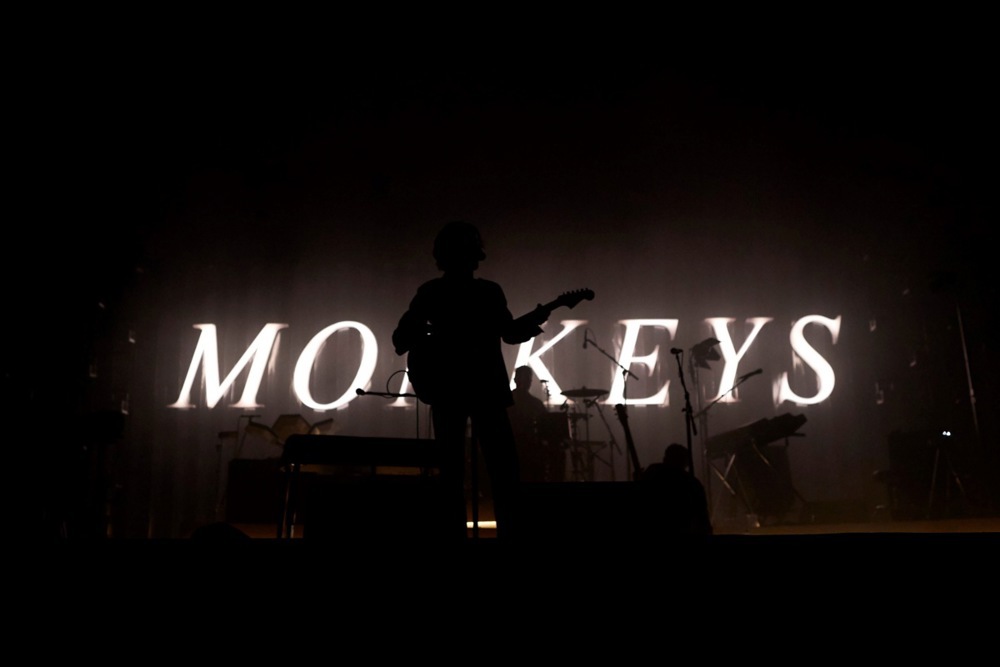 Arctic Monkeys se vraćaju s humanitarnim singlom "Opening Night"