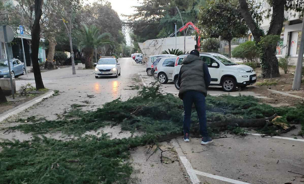 Bura u Baru izazvala probleme, komunalci na terenu