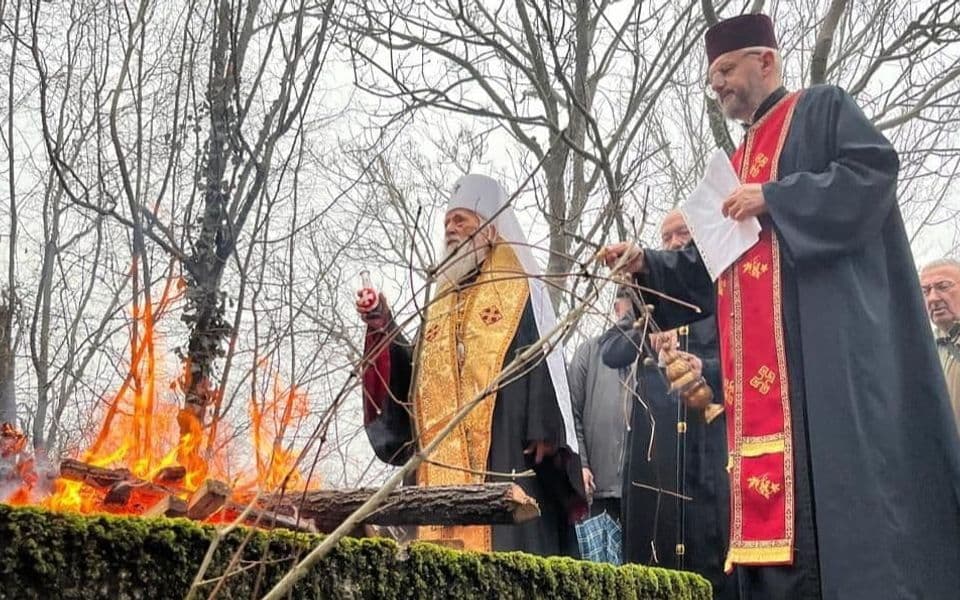 Cetinje oživjelo božićnom radošću: Badnjaci naloženi na tri mjesta