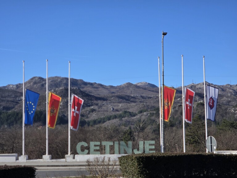 Cetinje u sjećanju: Zastave na pola koplja povodom godišnjice tragedije