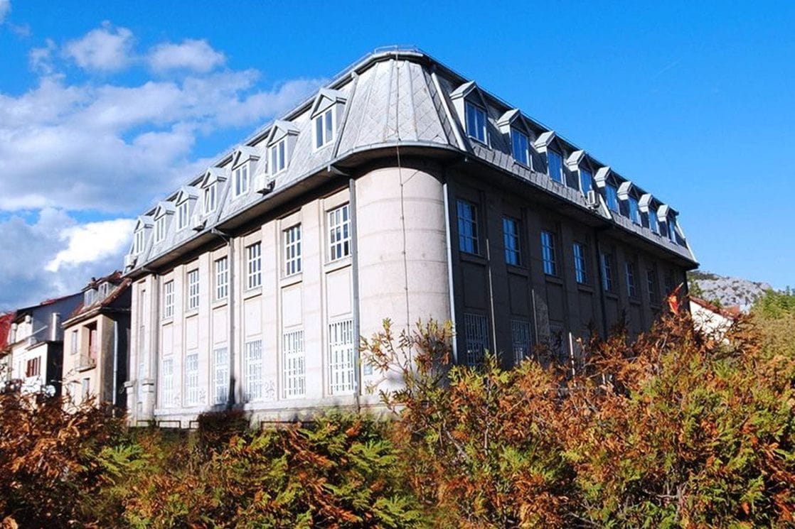 Cetinjska grupa građana traži ostavku Mrvaljevića zbog nečasnog posla Cetinjska grupa građana traži ostavku Mrvaljevića zbog nečasnog posla