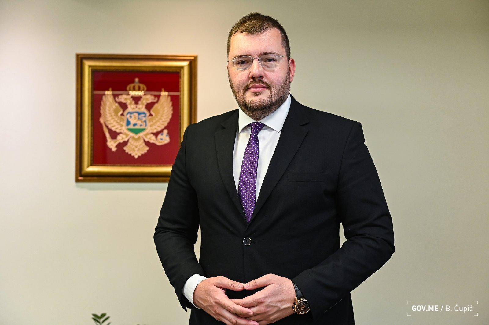 Crna Gora se bori protiv šverca: Uništene zaplijenjene cigarete