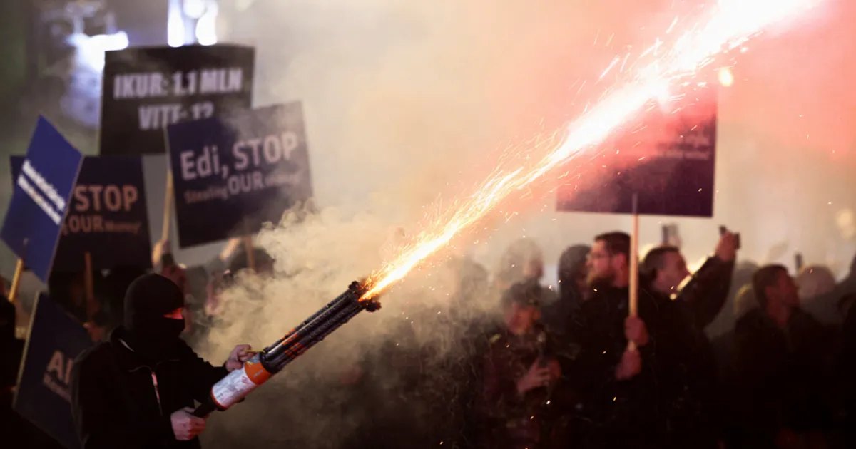 Demonstranti u Tirani bacili Molotovljeve koktele na policiju