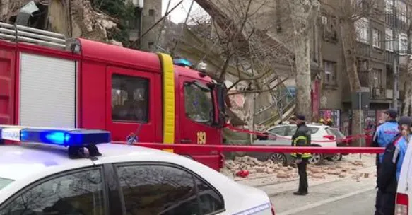 Dio kuće u Beogradu se srušio, oštećena četiri vozila