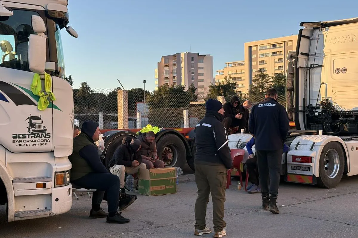 Drugi dan blokade ulaza u Luku Bar: Prevoznici traže izmjene propisa