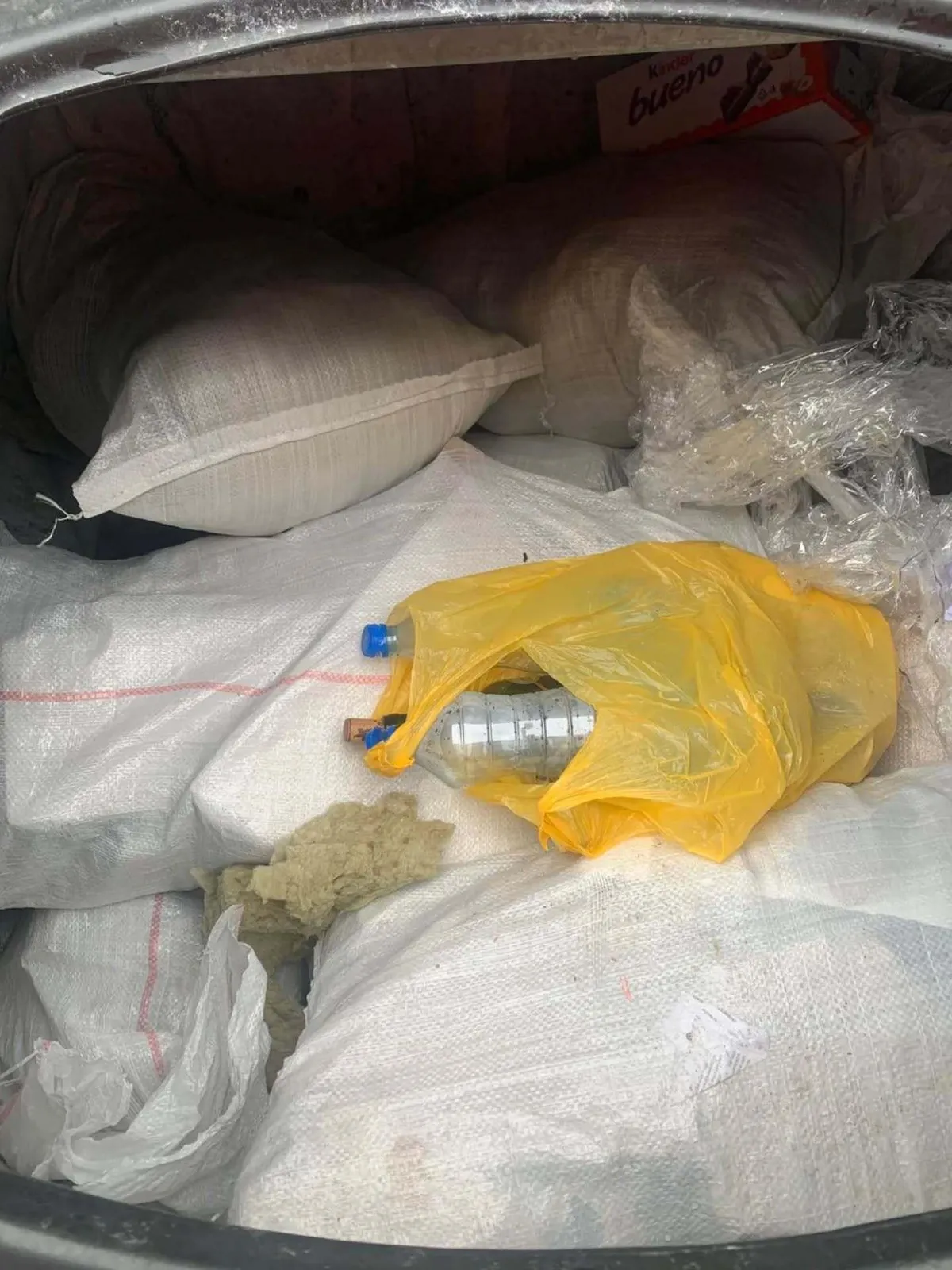 Džakovima sa šutom zatrpali kontejnere na Ankarskom bulevaru