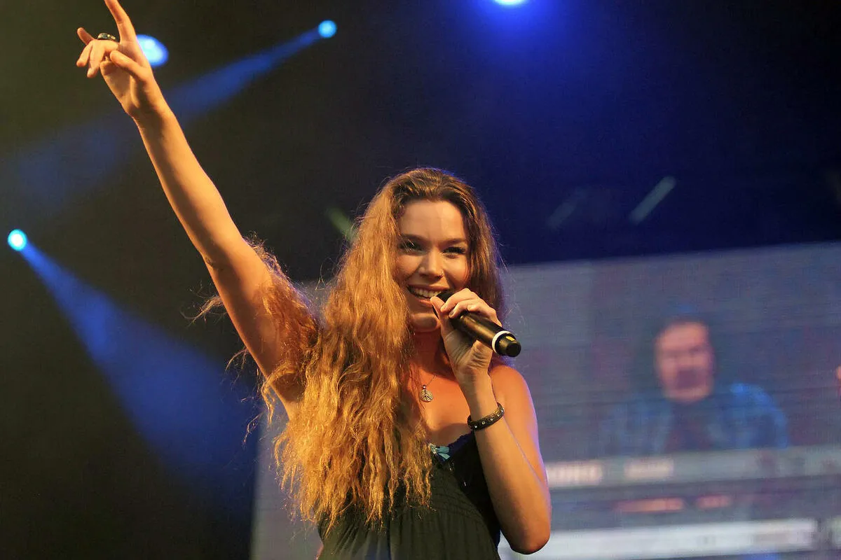 Džoš Stoun nastupa na Tjentištu tokom OK Festa