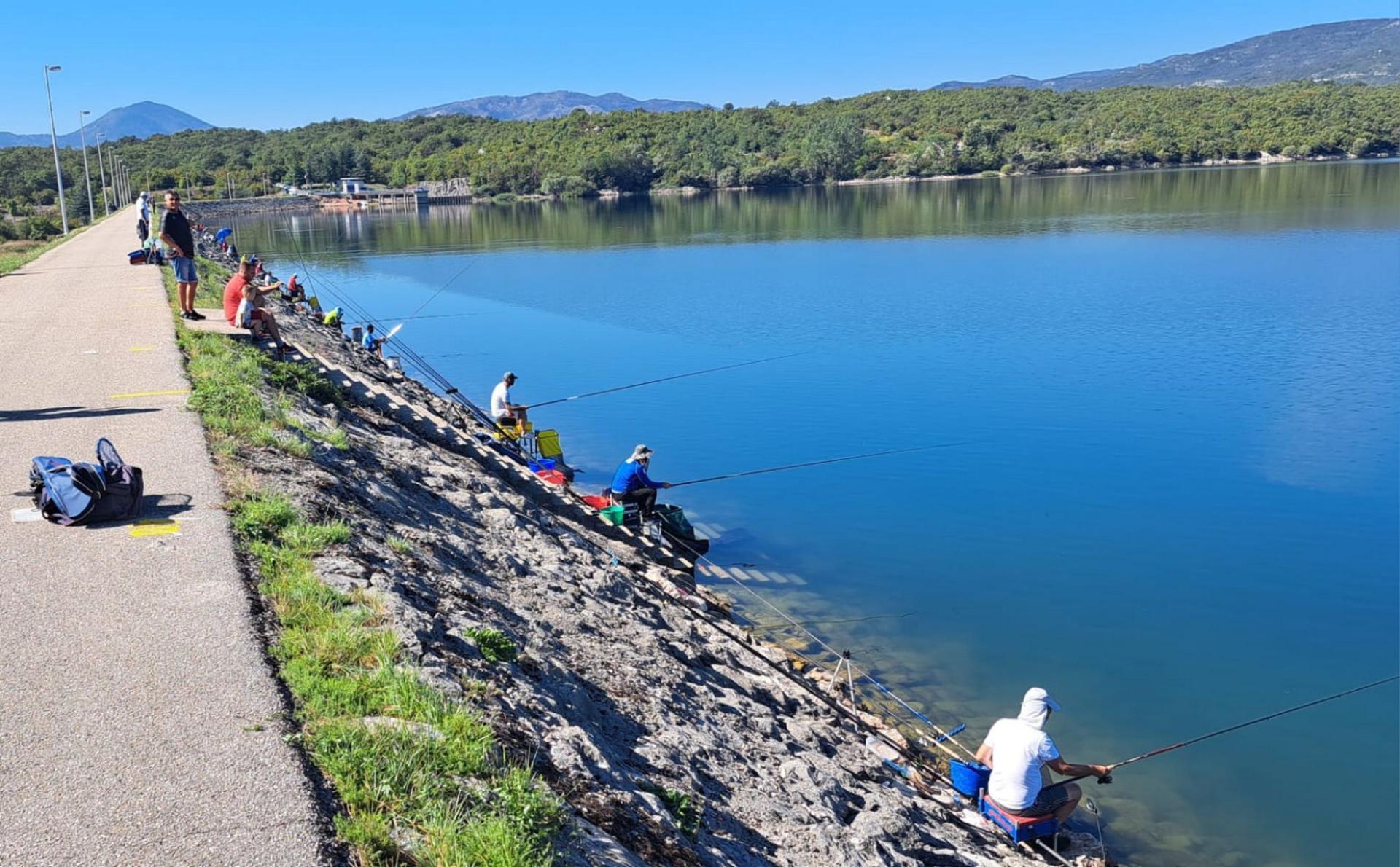 Ekološki problemi Slanog jezera: Otpad sa splavova ugrožava prirodu