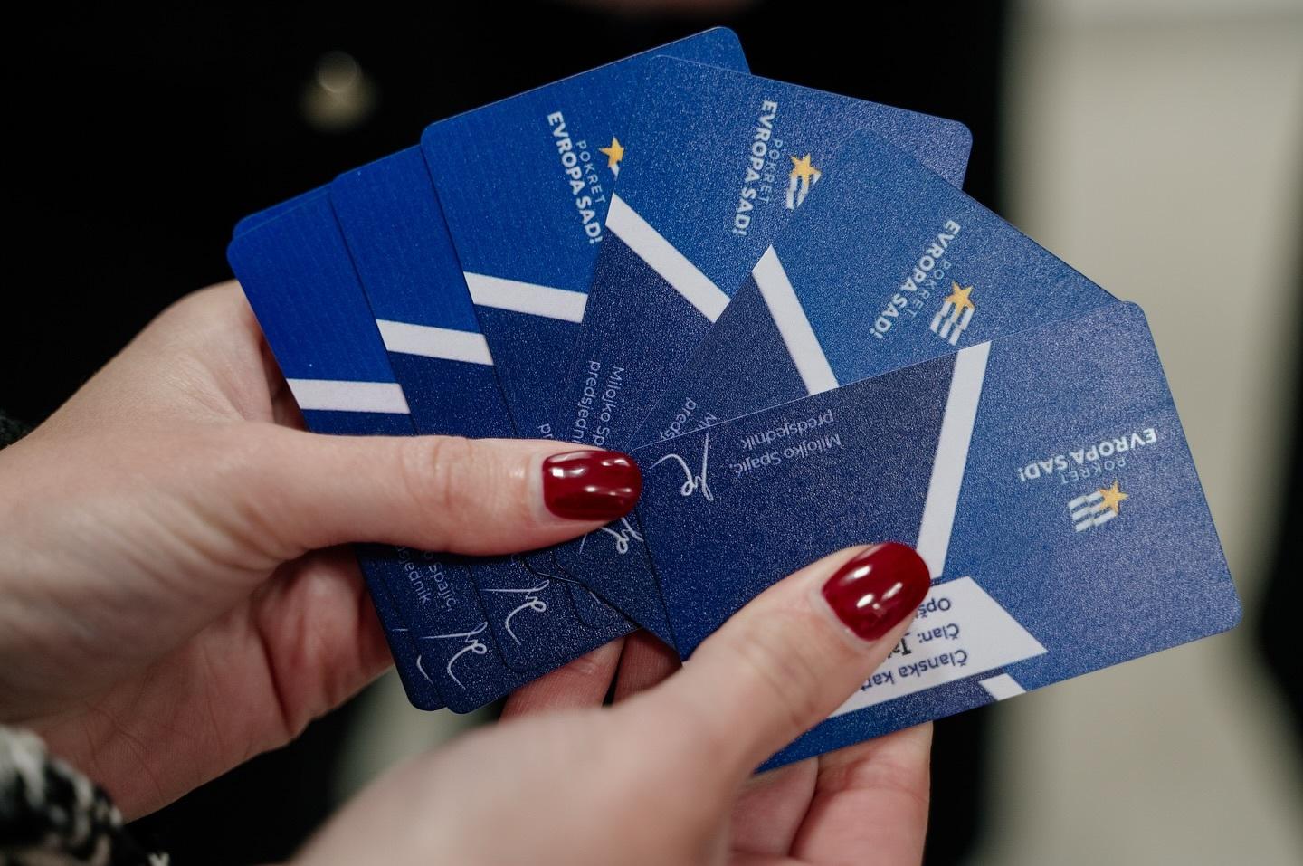 Finansijski aspekti članstva u političkim partijama: Šta donosi viša funkcija?