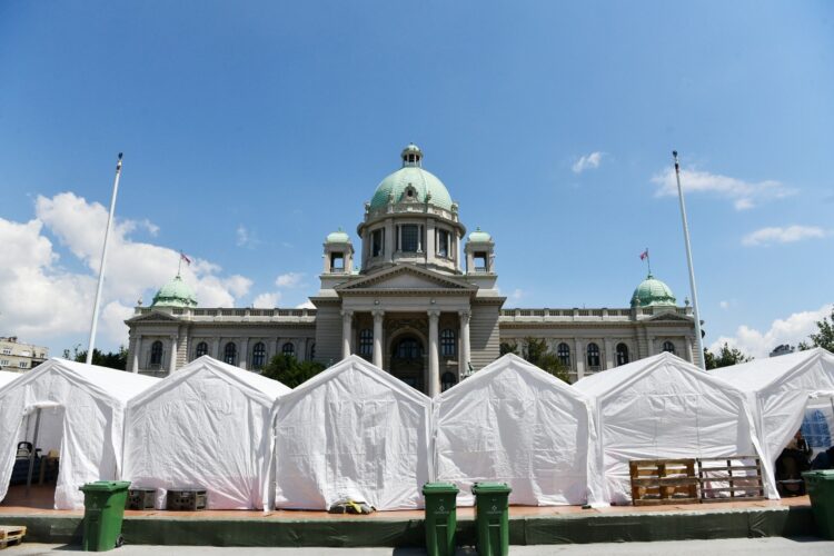 Građani se okupljaju na Trgu Nikole Pašića u podršci studentima