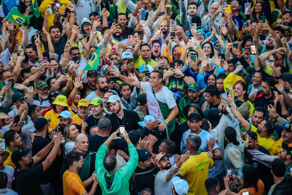 Grom pogodio skup podrške Bolsonaru, desetine povrijeđenih Grom pogodio skup podrške Bolsonaru, desetine povrijeđenih