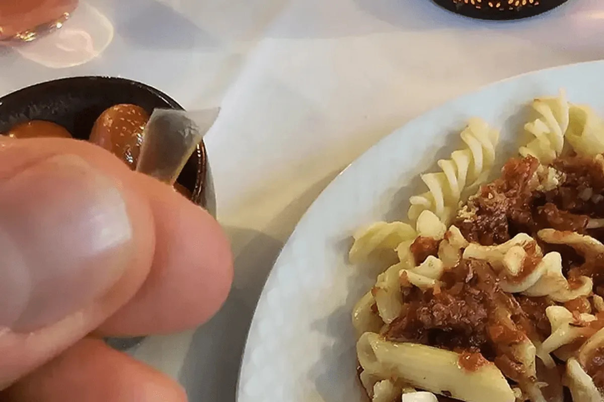 Hrvatski rukometaši našli crva u zobenoj kaši tokom Eura