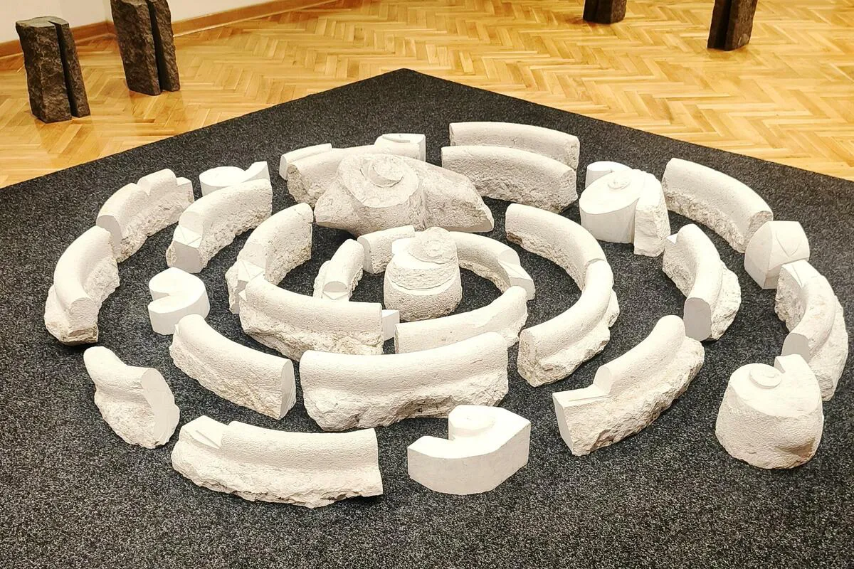 Izložba Ratka Vulanovića otvorena u Nikšiću: Kamen pamti, umjetnost živi