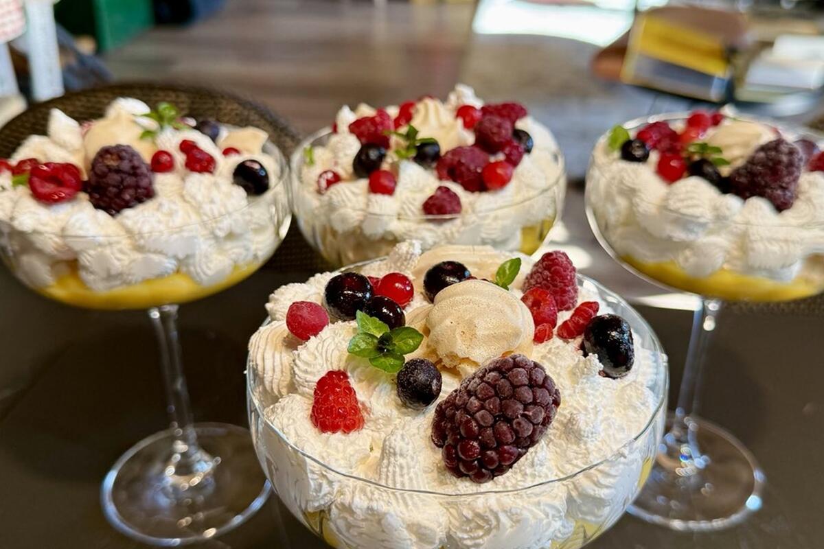 Iznenadite prijatelje: Pavlova u čašama od šampanjca kao savršen poklon