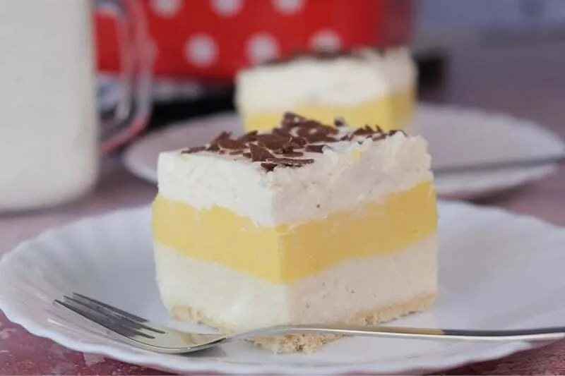 Jednostavan kolač s grizom i pudingom bez pečenja