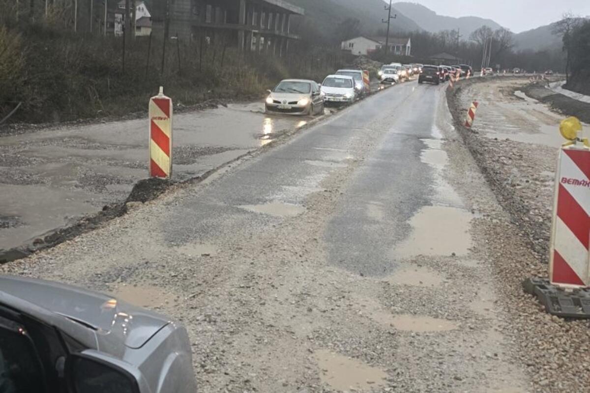 Katastrofalno stanje puta na trasi bulevara Tivat - Jaz