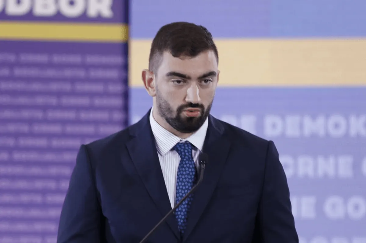 Klikovac Stojoviću: Zašto odbornici PES-a ćute na prekrajanje istorije?