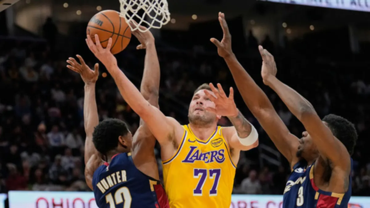 Klivlend savladao Lejkerse u meču koji je obilježio povratak Džejmsa