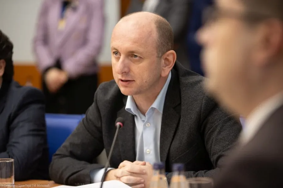 Knežević: Ideja se ne prodaje za fotelju, pišemo časne stranice istorije