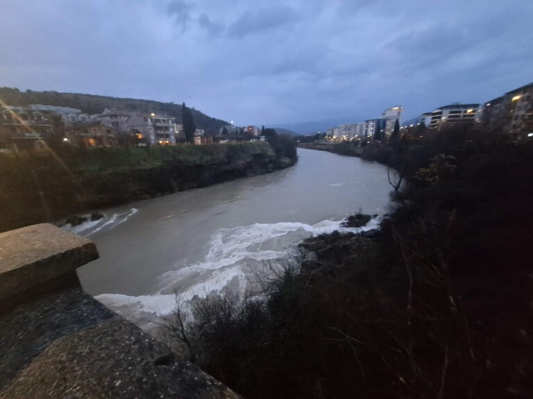 Ljudski faktor kao uzrok poplava: Opomena za budućnost