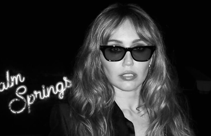 Majli Sajrus pokazala stav na crvenom tepihu u Palm Springsu