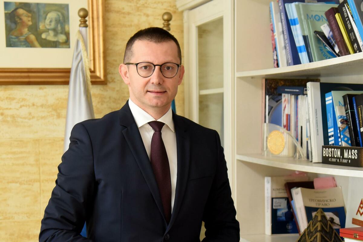 Mentalitet državne službe: Kako nas sputava na putu ka prosperitetu