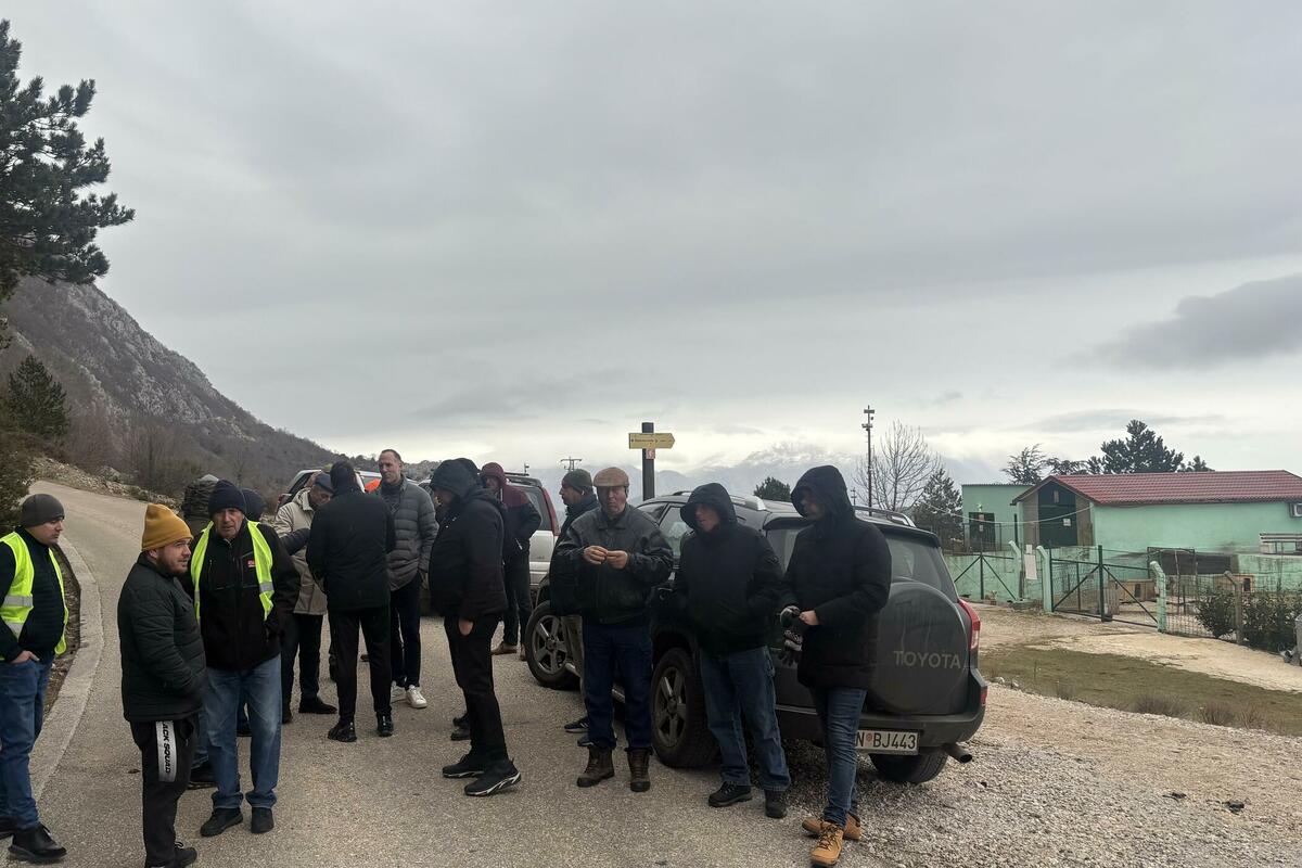 Mještani Ubala blokirali put preduzeću Čistoća zbog neispunjenih zahtjeva