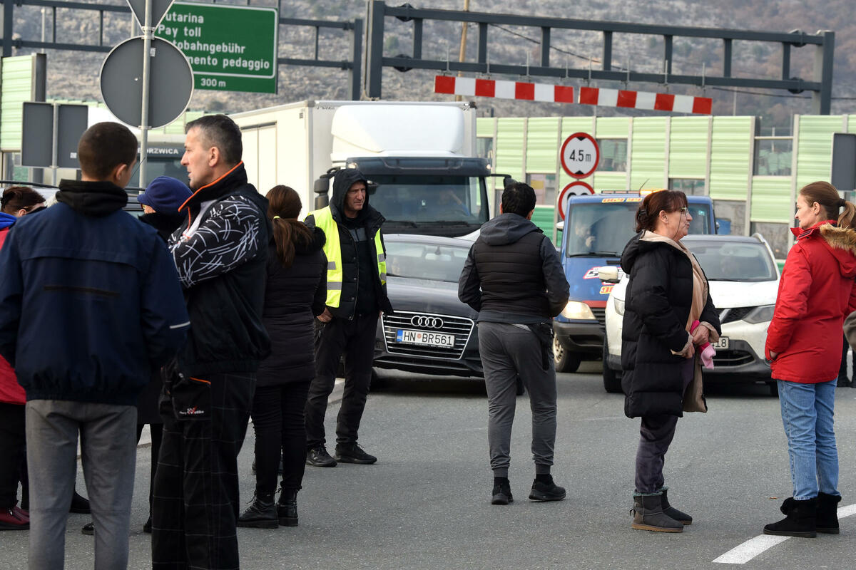 Mještani Zlalice blokirali kružni tok zbog visokih kamata