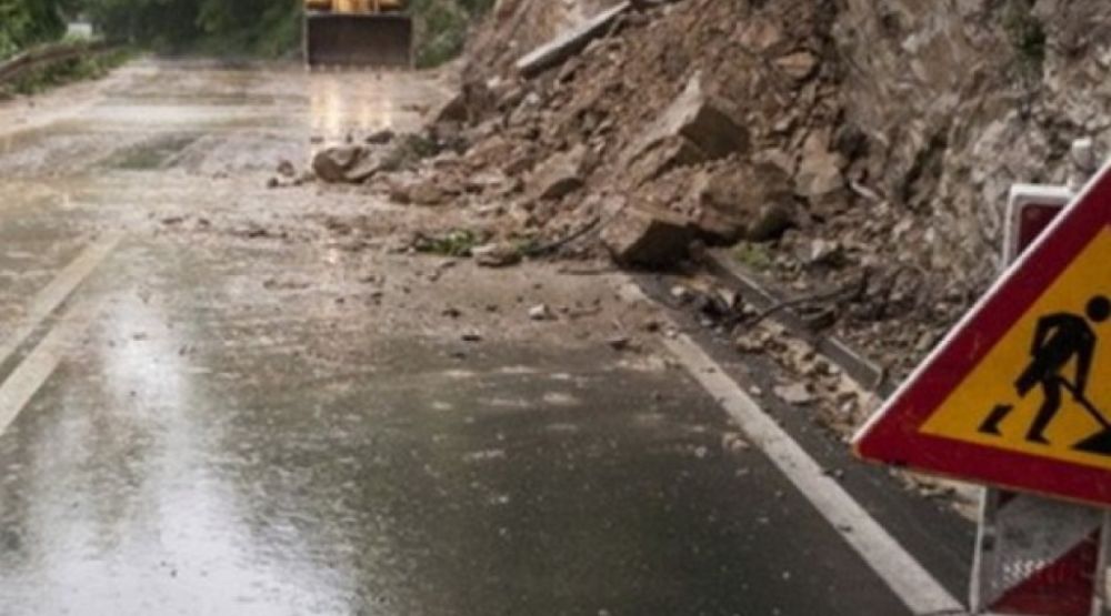 Mokri kolovozi i sitniji odroni: Oprez na putevima Crne Gore