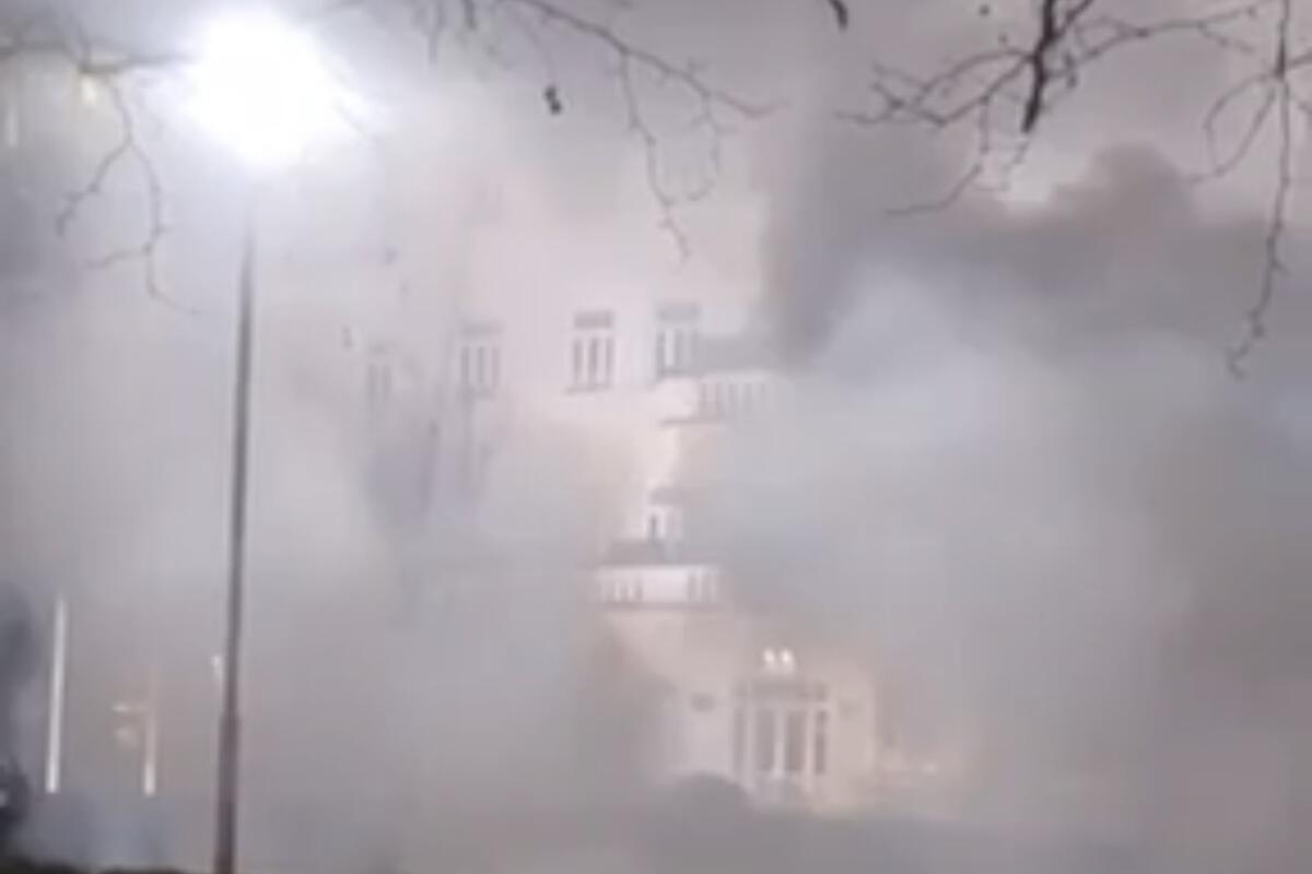 Navijači Budućnosti ponovo prozivali Spalevića dimnim bombama i topovskim udarima