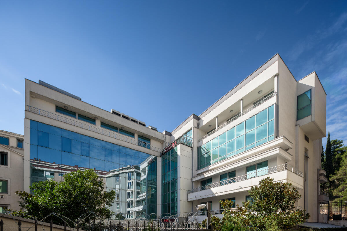 Nova Era Abdominalne Hirurgije u Crnoj Gori: Spajanje Iskustva i Tehnologije