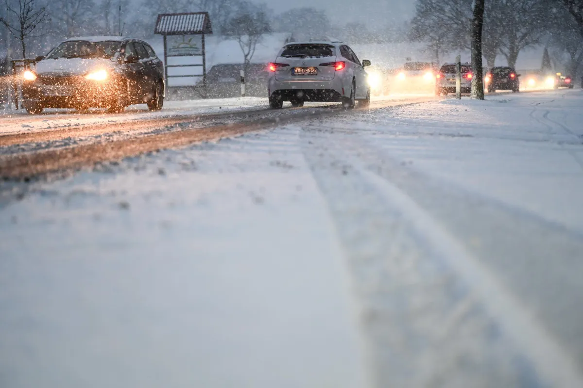 Oprez na putevima: Mokri i klizavi kolovozi, smanjena vidljivost