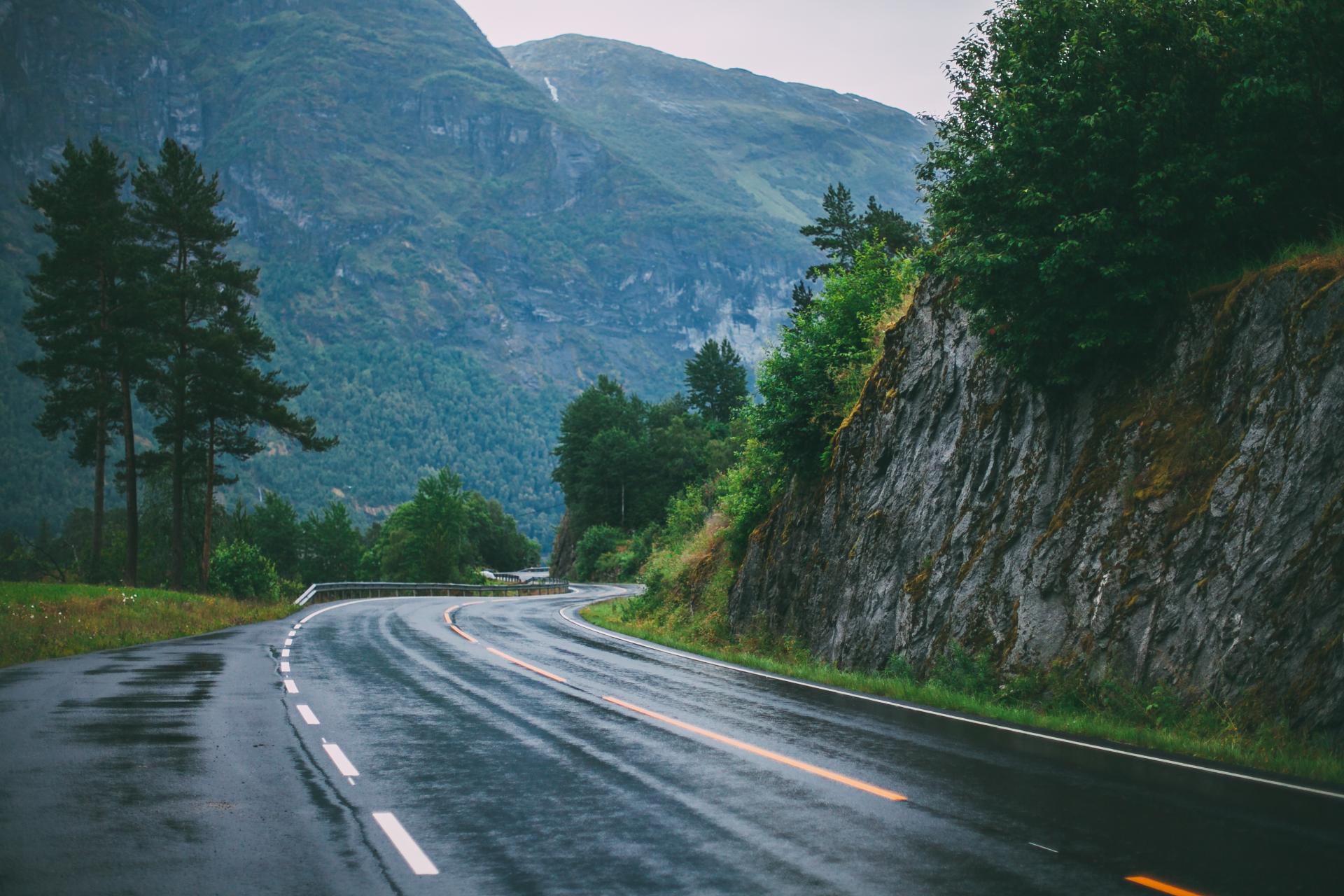 Oprez na putevima: Mokri kolovozi i česti odroni
