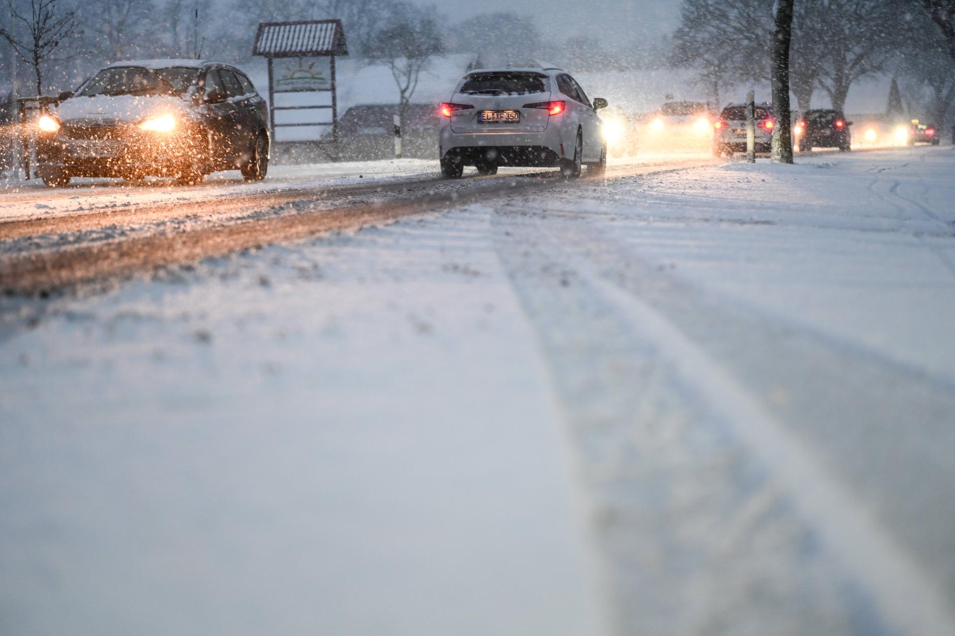 Oprez na putevima: Poledica i snijeg otežavaju vožnju u Crnoj Gori