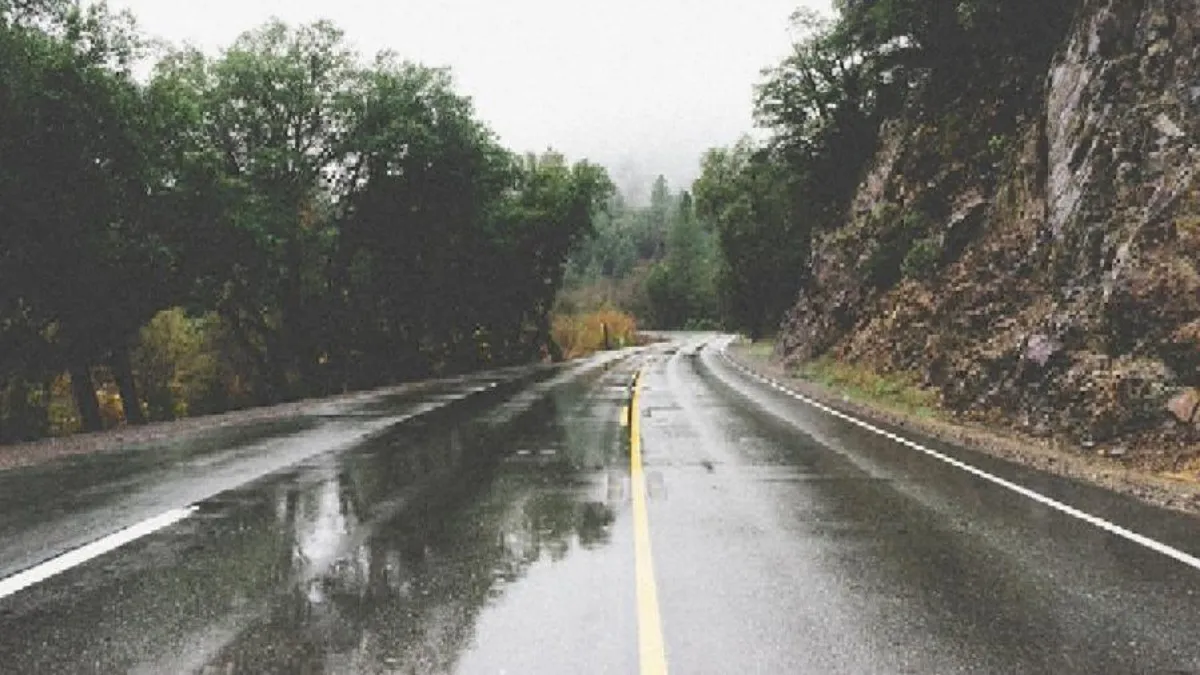 Oprez u saobraćaju: Mokri kolovozi i snijeg na sjeveru Crne Gore