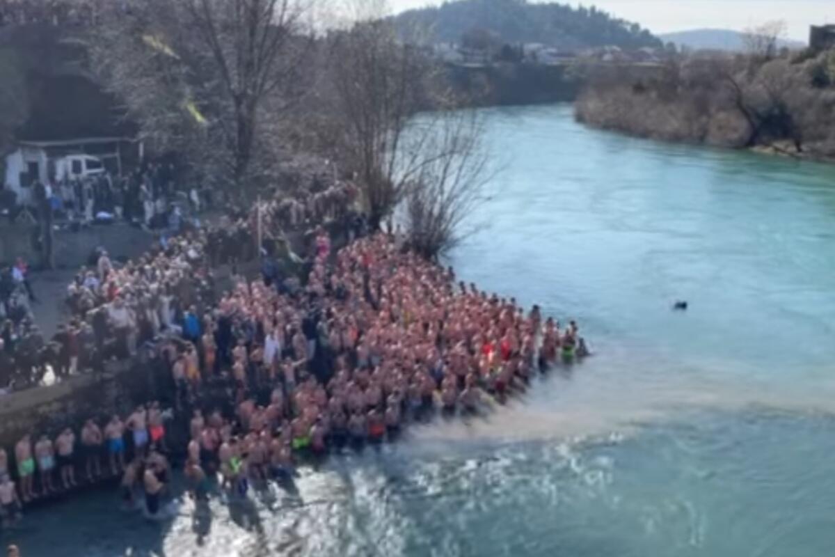 Pjevačka provokacija na plivanju za časni krst u Podgorici