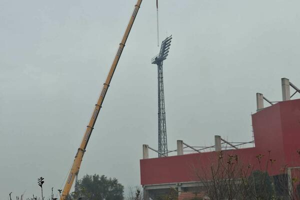 Počelo uklanjanje spornih reflektora na 'DГ areni'