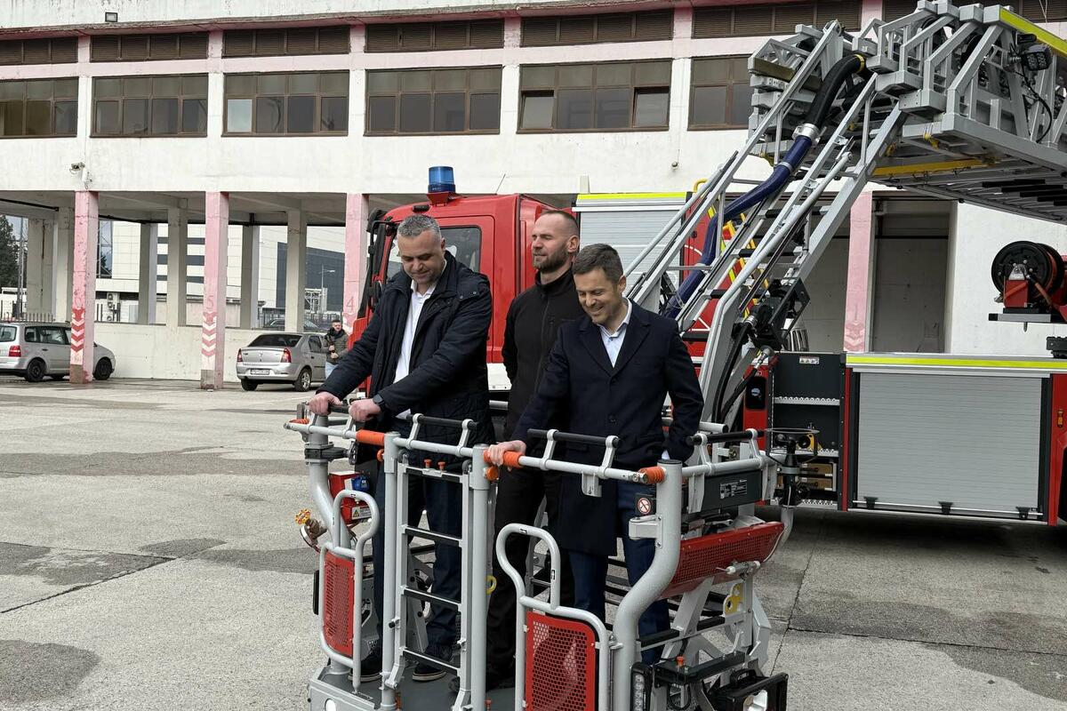Podgorički vatrogasci dobili novo vozilo: Autoljestva za brže i efikasnije spašavanje