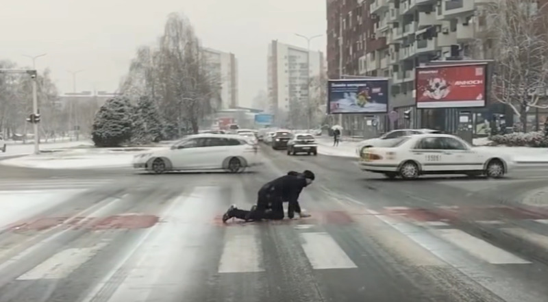 Poledica u Skoplju: Kako su građani pronašli neobična rješenja za kretanje