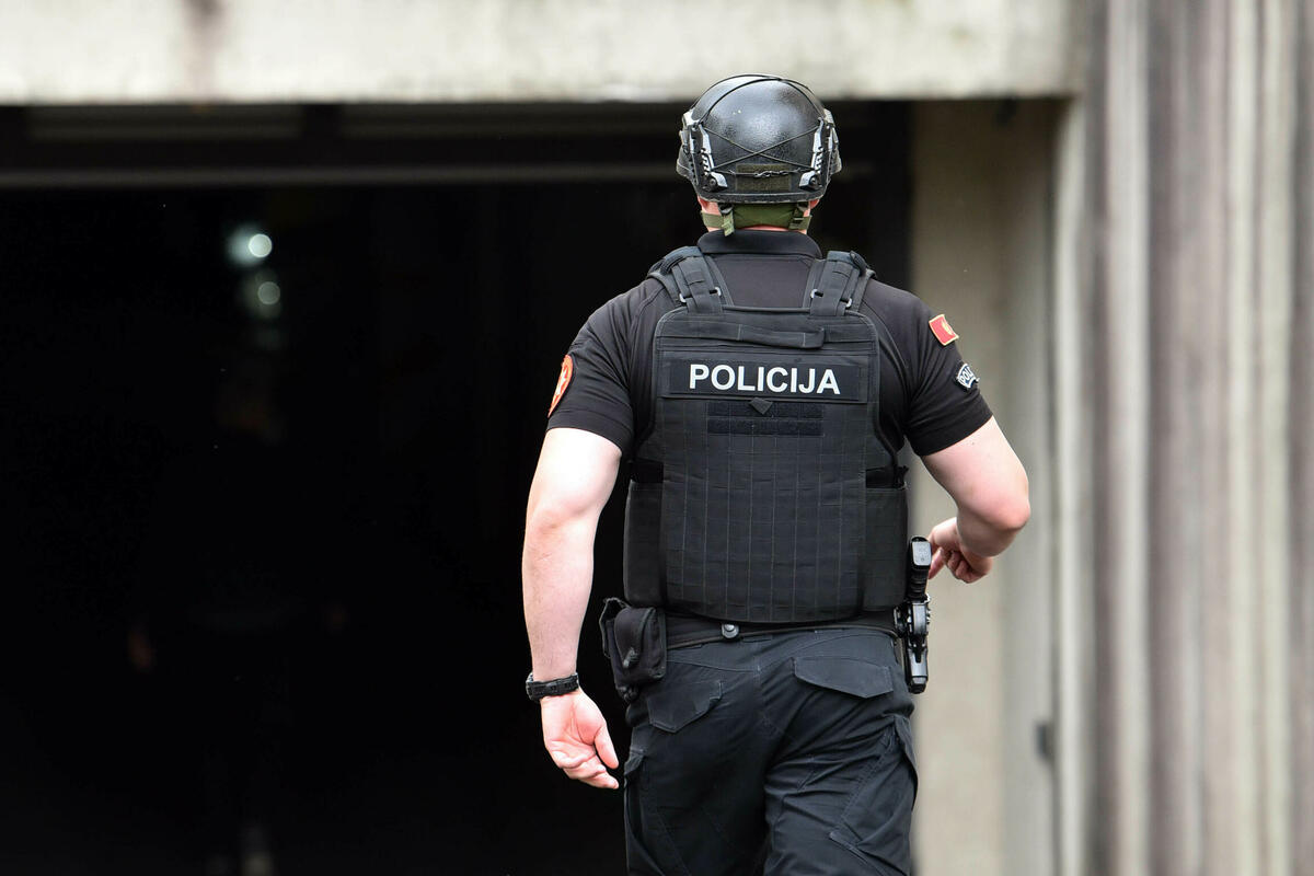 Policija sprovodi akciju protiv narkotika i oružja u više gradova